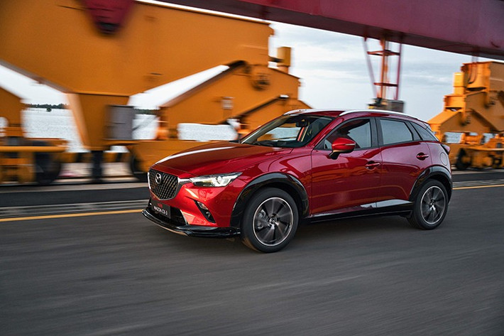 Về trang thiết bị an toàn, Mazda CX-3 mới được trang bị hệ thống an toàn chủ động i-Activsense với nhiều công nghệ hỗ trợ người lái như hỗ trợ khởi hành ngang dốc, camera lùi, cảm biến sau, cảnh báo phương tiện cắt ngang phía sau, cảnh báo chệch làn đường, phanh thông minh trong thành phố phía trước và sau, nhắc nhở người lái tập trung..