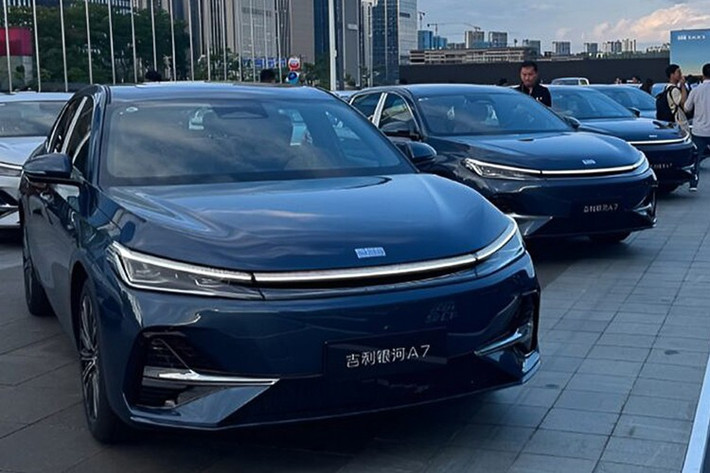 Geely vừa chính thức trình làng mẫu sedan hybrid cắm sạc Galaxy A7 PHEV mới, phát triển trên kiến trúc năng lượng GEA. Xe có 7 phiên bản, giá bán từ 89.800 – 125.800 nhân dân tệ (khoảng 327-459 triệu đồng), thấp hơn khoảng 3.000 USD so với mức công bố trước đó.