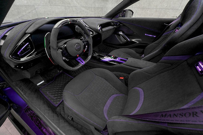 Ở hai bên hông, Ferrari giờ đây được trang bị cánh gió bên cả trước và sau bánh xe, giúp tăng lực ép xuống trục trước. Các chi tiết này được kết hợp với phần mở rộng thân xe trên tất cả các vòm bánh xe, cũng được làm bằng sợi carbon. Lốp trước có kích thước 21 inch, trong khi đường kính của bộ phận ở phía sau là 22 inch. Màu sắc ngoại thất được chọn cho Equestre là một chút tím.