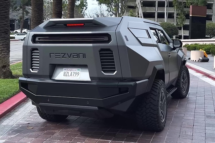 Rezvani còn cung cấp các tùy chọn độc đáo như khoang chứa súng trường (118 triệu đồng) và hệ thống năng lượng mặt trời (65,5 triệu đồng) để tăng tính tự chủ cho hành trình dài. Với tổng chi phí có thể vượt 12 tỷ đồng nếu trang bị đầy đủ các gói tùy chọn, Rezvani Vengeance không chỉ là một chiếc SUV, mà là tuyên ngôn về quyền lực, sự an toàn tuyệt đối và phong cách không trộn lẫn trên mọi cung đường.