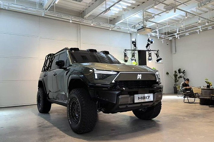 Dongfeng Warrior 817 được định vị là mẫu SUV off-road hiệu năng cao, kết hợp giữa thiết kế hầm hố và công nghệ thông minh. Xe có hai phiên bản là City và Off-road.