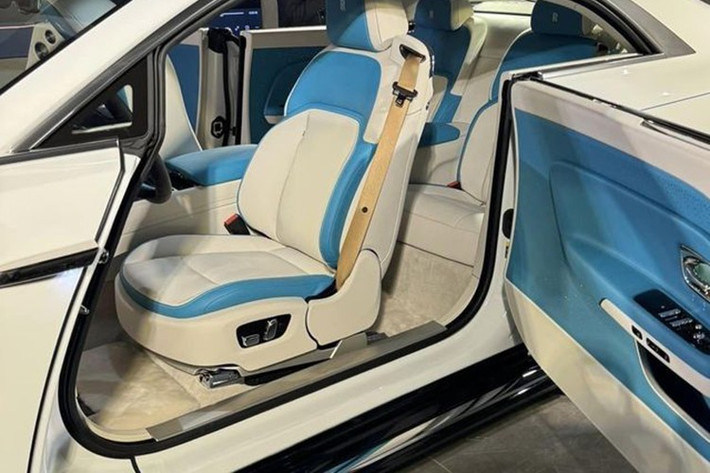 Rolls-Royce Spectre sở hữu động cơ điện, sản sinh ra công suất tối đa lên đến 577 mã lực và mô-men xoắn 900 Nm. Xe điện đầu tiên của Rolls-Royce có thời gian tăng tốc từ vị trí xuất phát lên 100km/h chỉ trong 4,4 giây trước khi đạt tốc độ tối đa giới hạn là 250 km/h.