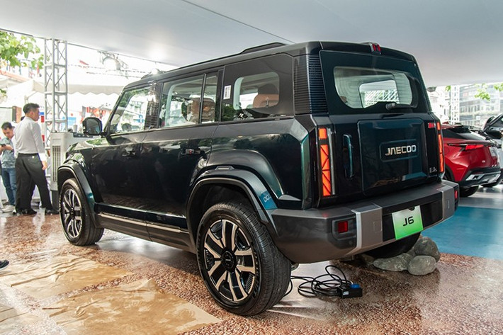 Mô-tơ điện của Jaecoo J6 AWD kết hợp với pin có dung lượng 69,77 kWh, cung cấp phạm vi di chuyển 364 km theo tiêu chuẩn WLTC. Xe hỗ trợ sạc nhanh DC với công suất 80 kW, cho phép sạc từ 30% lên 80% trong thời gian 30 phút. Nếu dùng sạc chậm AC, thời gian sạc đầy pin lên đến 12,5 giờ.