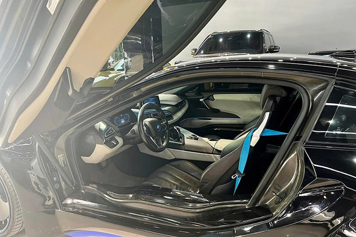 Chiếc xe BMW i8 này có thể gây lo lắng cho người mua làm sao có thể di chuyển trên đường phố khi phần gầm xe quá thấp, tuy nhiên, người độ đã trang bị hệ thống phuộc mới của Airllen nhằm giúp mẫu xe này có thể hạ gầm gần sát mặt đường nhưng khi cần di chuyển qua các con đường xấu, phuộc của xe sẽ nâng lên giúp xe di chuyển thoải mái.