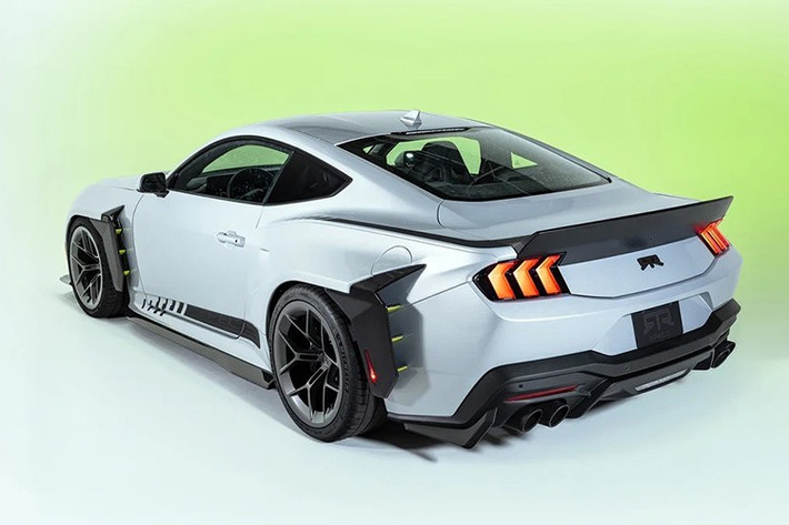 Xe được trang bị lốp Michelin Pilot Sport 4S có kích thước 305/30 trên bộ mâm 20 inch phía trước và 315/30 trên mâm 20 inch phía sau, cùng với kẹp phanh Brembo 6 piston phía trước và 4 piston phía sau kết hợp với đĩa phanh trước 2 mảnh nâng cấp.