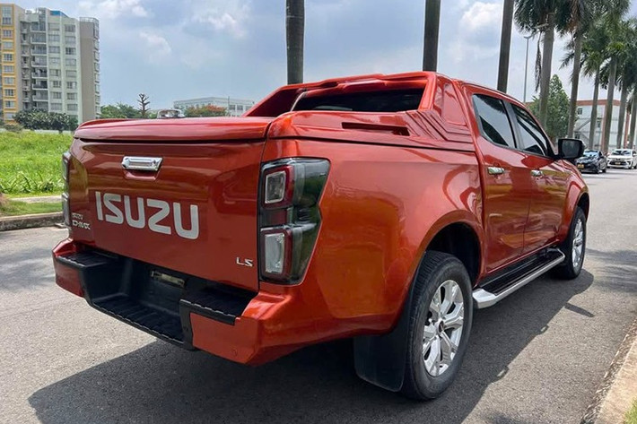 Cũng cần phải nói thêm rằng Isuzu D-Max tại Việt Nam đã được bổ sung phiên bản nâng cấp vào hồi tháng 10/2024. So với Isuzu D-Max Prestige 4x2 AT đời 2025 hiện đang bán tại Việt Nam, những chiếc xe ở đại lý kể trên rẻ hơn 90 triệu đồng.