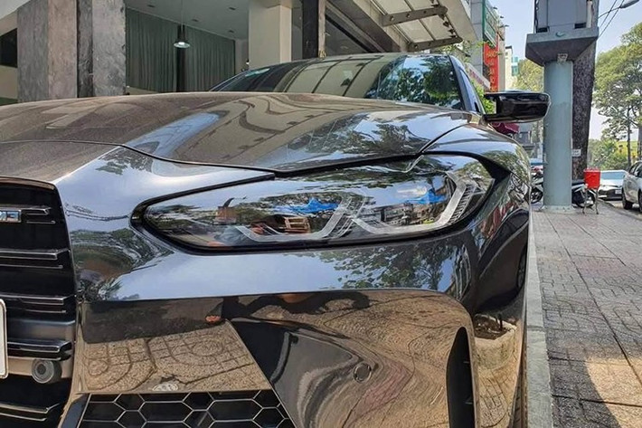 Chiếc xe BMW M3 G80 này đã chạy được 328 km, với đồng hồ công tơ mét trên, xe gần như mới 99%, rất thích hợp cho ai muốn săn hàng độc. Nhưng đừng vội mừng, vì chiếc xe BMW M3 G80 đời đầu tiên này được chào bán trên 5 tỷ đồng.