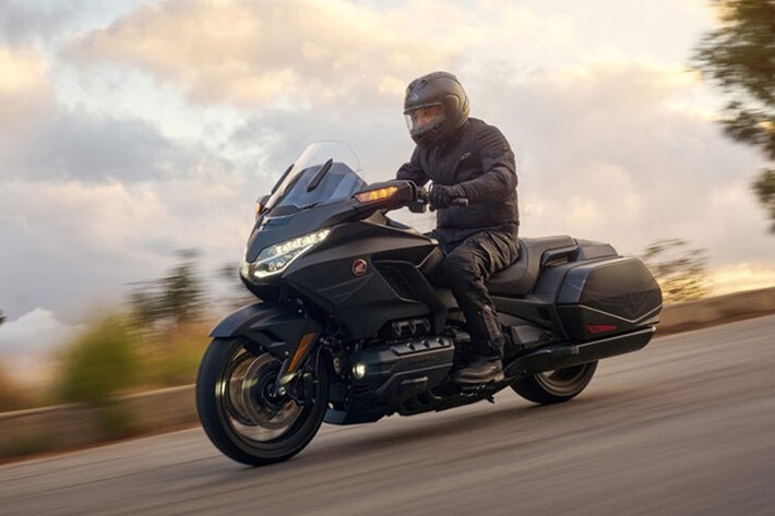 Gold Wing là mẫu mô tô hiếm hoi được trang bị túi khí (airbag), giúp giảm thiểu tác động trong trường hợp va chạm từ phía trước. Dung tích bình xăng 21 lít kết hợp mức tiêu thụ nhiên liệu lý tưởng 5,73 lít/100 km giúp người dùng an tâm tận hưởng những hành trình dài mà không phải lo lắng quá nhiều về tiếp nhiên liệu.