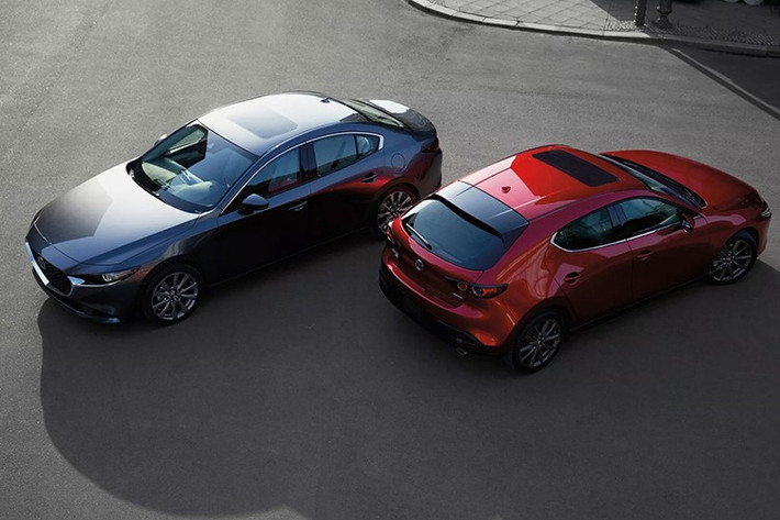 Mazda vừa chính thức giới thiệu phiên bản nâng cấp giữa vòng đời cho dòng xe Mazda3. So với bản tiền nhiệm, Mazda3 2026 có giá bán tại Mỹ tăng từ 75 USD (khoảng 2 triệu đồng) đến 915 USD (khoảng 24 triệu đồng), tùy phiên bản và hệ truyền động.