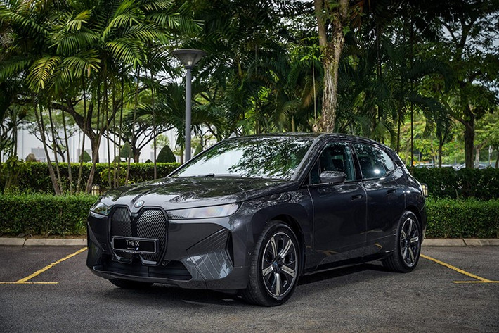 Theo đó, BMW iX 2025 sẽ được bán ra với hai phiên bản là xDrive45 Sport và xDrive60 M Sport Pro. Phiên bản tiêu chuẩn xDrive45 Sport sẽ thay thế cho xDrive40 trước đây, có giá khởi điểm 425.800 RM (khoảng 2,2 tỷ đồng) với gói bảo hành 2 năm hoặc 460.700 RM nếu đi kèm bảo hành 5 năm và gói dịch vụ 6 năm.