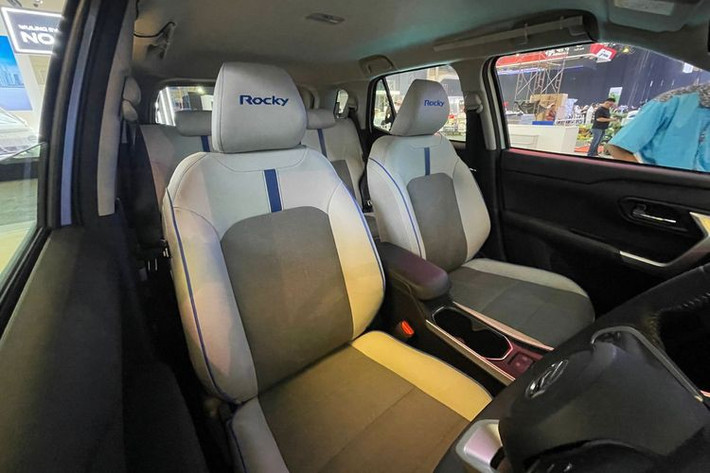 Động cơ kết hợp với hệ thống e-Smart Hybrid, hoạt động như một máy phát điện, cung cấp năng lượng cho pin lithium-ion và mô-tơ điện gắn ở cầu trước. Mô-tơ điện có công suất tối đa 104 mã lực và mô-men xoắn cực đại 170 Nm.