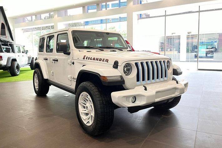 Jeep tạo “cú sốc” giảm giá tiền tỷ Trong khi đó, Jeep Việt Nam gây chấn động khi áp dụng mức giảm kỷ lục cho xe VIN 2023. Hai mẫu Wrangler và Grand Cherokee được giảm từ 1,389 đến 2,6 tỷ đồng. Wrangler sau khi giảm còn 2,499 – 2,699 tỷ đồng, tiệm cận giá một chiếc SUV hạng sang cỡ trung như Mercedes-Benz GLC.