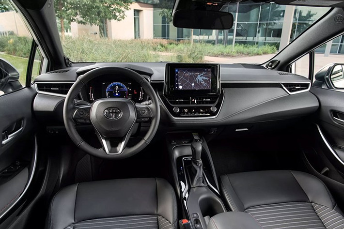 Đối với phiên bản cao cấp nhất Corolla XSE, cụm đồng hồ kỹ thuật số đã được nâng cấp lên màn hình 12,3 inch thay thế cho màn hình 7 inch trước đó, giúp xe trở nên hiện đại hơn. Màn hình lớn hơn này cũng sẽ được trang bị dưới dạng tùy chọn cho phiên bản SE.