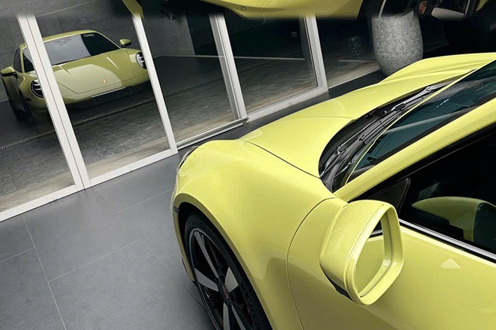 Đây cũng là xe 911 duy nhất mang màu Cartagena yellow Metallic tại thị trường Việt Nam, chủ xe là 1 người sinh sống và làm việc ở Cần Thơ. Đèn pha LED Matrix tiêu chuẩn của 911 được tích hợp xi nhan, loại bỏ đèn phụ phía trước và các hốc hút gió làm mát lớn hơn ở phần đầu xe.