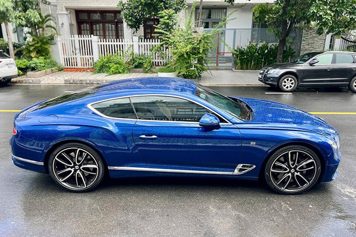 Cụ thể đây là chiếc Bentley Continental GT First Edition đời 2018, xe được nhập khẩu chính hãng, và đã trải qua 1 số đời chủ, thú vị là dù đã 7 năm tuổi tại thị trường Việt Nam, chiếc xe Bentley Continental GT bản đặc biệt First Edition này chỉ mới chạy 6.800 km.
