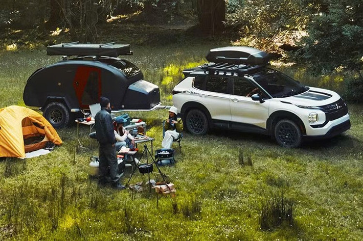 Mitsubishi vừa chính thức giới thiệu phiên bản Outlander Trail Edition 2025 tại thị trường Mỹ. Đây là lần đầu tiên mẫu SUV cỡ trung này được bổ sung một gói thiết kế mang phong cách "off-highway".