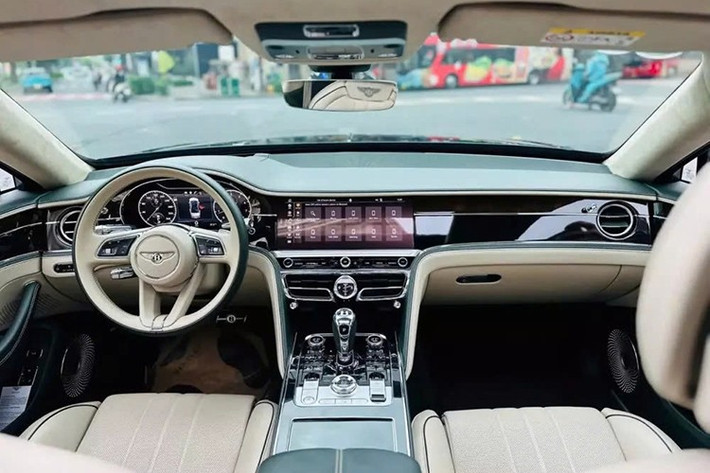 Nội thất chiếc xe siêu sang Bentley Flying Spur V8 này có màu trắng, với thảm sàn màu xanh lục, các chỉ khâu màu đen. Cùng nhiều chi tiết ốp gỗ.