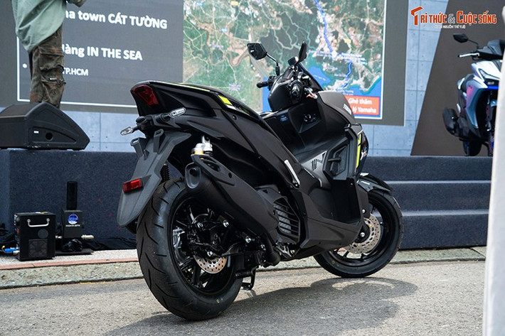 Mẫu xe ga Yamaha NVX 155 2025 sở hữu các kích thước dài x rộng x cao lần lượt 1.980 x 710 x 1.170 mm, chiều dài cơ sở 1.350 mm. Khoảng sáng gầm xe ở mức 145 mm, yên xe phân tầng và chiều cao yên tại vị trí người lái đạt 790 mm.