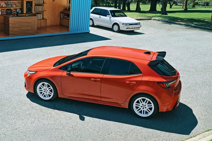 Giá bán Toyota Corolla Hatchback 2026 tăng nhẹ so với thế hệ cũ, trong đó bản SE tăng 400 USD, XSE tăng 95 USD, còn FX Edition được niêm yết 26.780 USD, cao hơn 2.000 USD so với bản Nightshade cũ.