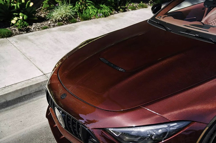 Tên gọi "DEEP RED" đến từ lớp sợi carbon phủ màu đỏ trên thân xe. Tông màu đỏ cũng xuất hiện trên bộ mâm với thiết kế bắt mắt của Brabus. Cánh gió khí động học quanh các nan hoa với sợi carbon đỏ.