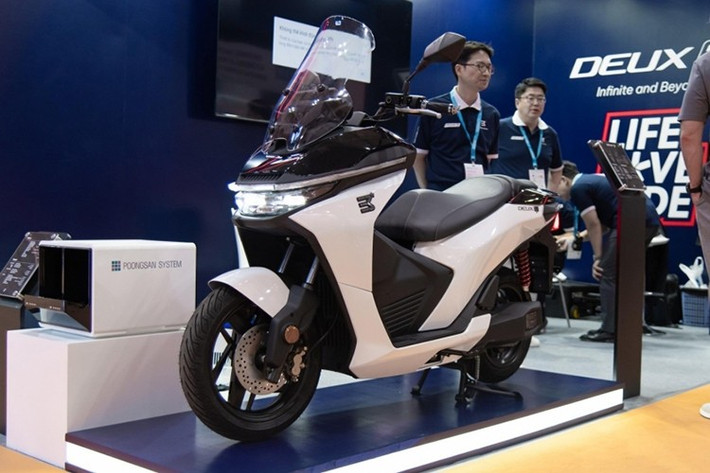 Mới đây, mẫu xe điện E3 Mobility Deux7 đến từ Hàn Quốc đã chính thức ra mắt tại triển lãm Automechanika 2025 diễn ra tại TP.HCM. Với mức giá dự kiến 100 triệu đồng, Deux7 nhắm đến phân khúc mà Honda SH đang thống trị.