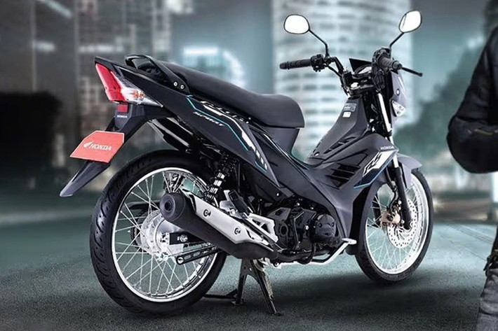 Cản trước thể thao, bền bỉ kết hợp với yên xe nhỏ gọn, êm ái, cùng ống xả ốp crôm sáng bóng, tạo nên vẻ sang trọng cho tổng thể. Xe sử dụng bộ vành nan truyền thống 17 inch, với lốp trước có thông số 70/90 - 17 M/C 38P và lốp sau là 80/90 - 17 M/C 50P.
