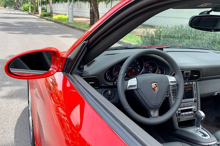 Porsche 911 997 đi kèm bộ bánh xe 18 inch lớn hơn, là trang bị theo tiêu chuẩn. Các vòm bánh xe được mở rộng ra so với thiết kế thân xe, nhờ đó, Porsche 911 997 trông "sexy" hơn.