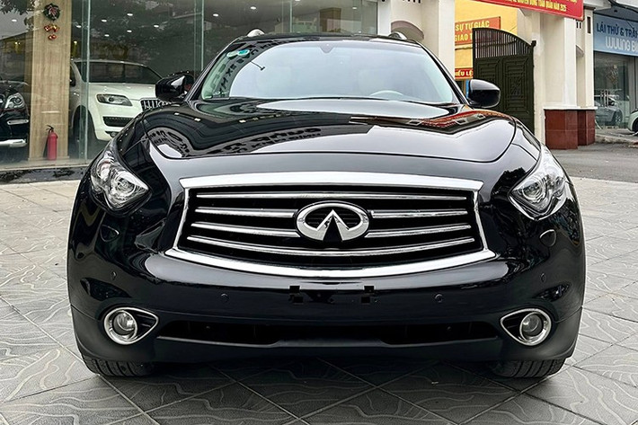 Ngoại thất của xe còn khá mới, bộ mâm hợp kim 21 inch sáng bóng, chưa có dấu hiệu xuống cấp dù có khả năng đã được “spa” kỹ lưỡng. Nội thất cũng giữ được tình trạng tốt với tông màu be sang trọng kết hợp ốp kim loại.
