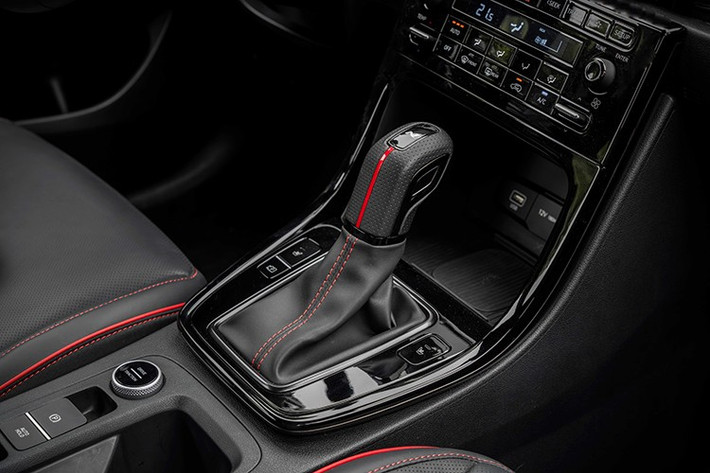 Về an toàn, New Creta dẫn đầu phân khúc với gói công nghệ an toàn chủ động Hyundai SmartSense, tích hợp nhiều tính năng hỗ trợ người lái: Hệ thống hỗ trợ cảnh báo và phòng tránh va chạm trước FCA; hệ thống giám sát & phòng tránh va chạm điểm mù BVM; hệ thống cảnh báo & hỗ trợ giữ làn đường LFA & LKA...