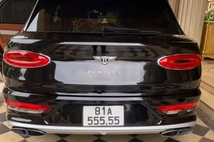 Không chỉ chi ra hơn 24 tỷ đồng để "giải cứu" Bentley Bentayga EWB Azure sau 1 năm rao bán không ai mua, doanh nhân phố núi Gia Lai còn chi ra 1,3 tỷ đồng để đấu giá biển số 81A-555.55. Biển này mang hàm ý quanh năm lộc đầy nhà.