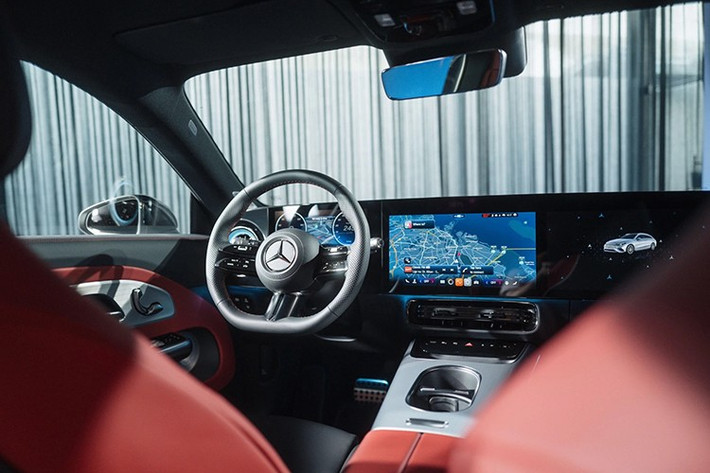 Nội thất Mercedes-Benz CLA Shooting Brake có điểm nhấn là màn hình siêu rộng MBUX Superscreen (tùy chọn) với bảng đồng hồ taplo kỹ thuật số 10.25 inch, màn hình trung tâm cảm ứng 14 inch và màn hình ghế phụ 14 inch. Hệ điều hành MB.OS kết hợp cùng trợ lý ảo MBUX Virtual Assistant, vận hành trên nền tảng trí tuệ nhân tạo (AI) từ Microsoft hay Google.