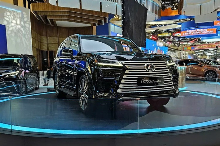 “Hôm nay là một cột mốc vô cùng quan trọng đối với Lexus vì toàn bộ các mẫu xe của chúng tôi hiện đã có tùy chọn điện hóa”, ông Henry Tanoto, Phó Chủ tịch PT Toyota-Astra Motor, chia sẻ tại GIIAS 2025. “Chúng tôi giới thiệu LX 700h như mẫu SUV mạnh mẽ nhất của Lexus hiện nay, kết hợp hoàn hảo giữa sự êm ái và khả năng vượt địa hình đúng nghĩa".