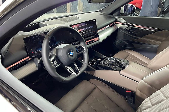 Ngoài ra, 5 Series 2025 còn cho phép cập nhật phần mềm từ xa (OTA) giúp xe luôn “tươi mới” mà không cần đến đại lý. Ngoài ra, các tính năng an toàn như ADAS mới (hỗ trợ giữ làn, ga tự động thích ứng, phanh khẩn cấp…) giúp 5 Series tiệm cận xe cao cấp hạng sang về khả năng tự vận hành.