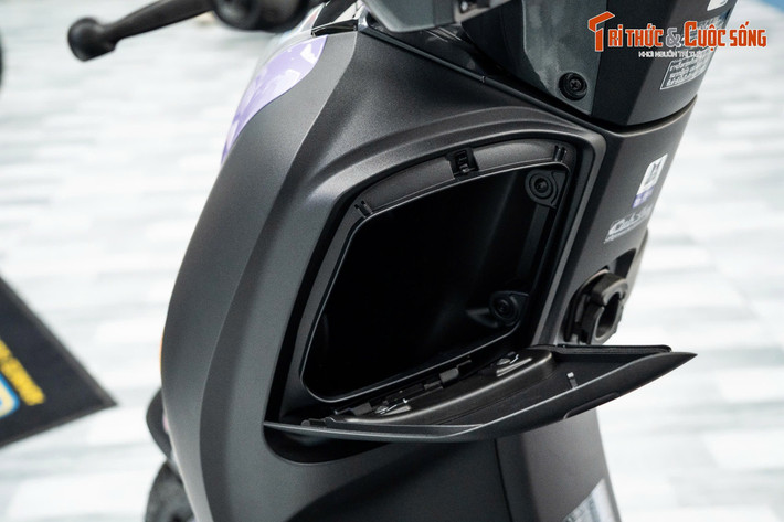Điểm nhấn trên Honda Scoopy bản Kuromi đến từ lớp sơn đen mờ cá tính kết hợp các chi tiết màu tím hồng nổi bật ở tay dắt sau và viền đèn trước. Bộ tem dán với hình ảnh nhân vật Kuromi xuất hiện ở nhiều vị trí như yếm trước, thân xe, và trên nắp hộc chứa đồ phía trước. Đặc biệt, xe còn có tem đánh số thứ tự riêng biệt cho từng chiếc.