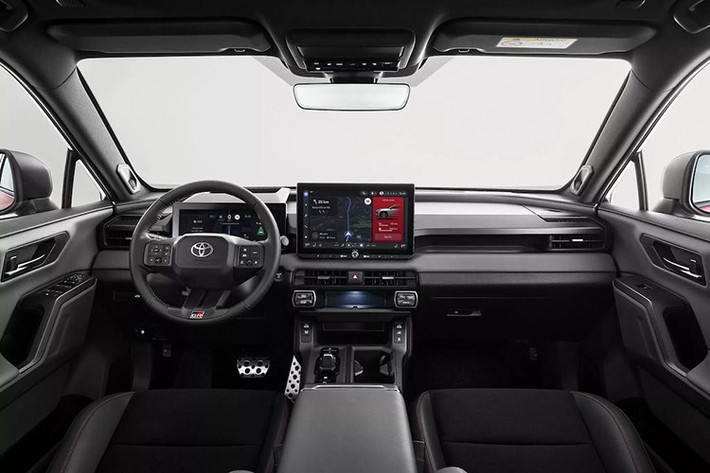 Bên trong khoang lái, Toyota vẫn giữ triết lý tối giản đặc trưng nhưng khéo léo lồng ghép những chi tiết mang bản sắc Gazoo Racing: logo GR xuất hiện trên vô-lăng và tựa đầu ghế, bàn đạp bằng nhôm, cùng lẫy chuyển số đặt sau vô-lăng.