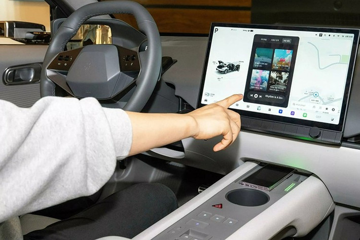Điểm nhấn đáng chú ý nằm ở phong cách đậm chất off-road, gợi nhớ đến nét cứng cáp, sang trọng của các mẫu xe Land Rover, cho thấy mẫu xe SUV Hyundai Tucson 2026 không chỉ hướng đến khách hàng đô thị mà còn nhấn mạnh khả năng chinh phục đa địa hình.