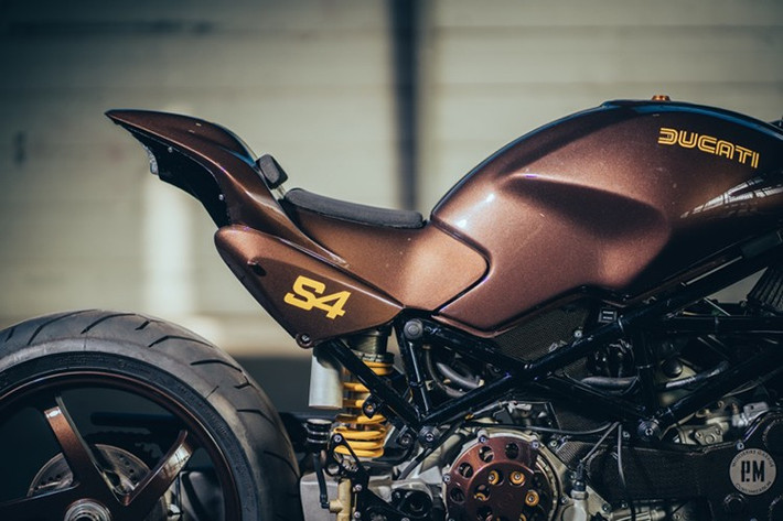 Đuôi xe mới mang dáng dấp của các mẫu Cafe Racer nhưng lại kết hợp sự tinh giản đậm chất Street Tracker. Ở phía sau, hệ thống gắp đơn nguyên bản được thay thế bằng gắp đơn từ Ducati 748, một thay đổi không đơn giản do khác biệt về kết cấu.