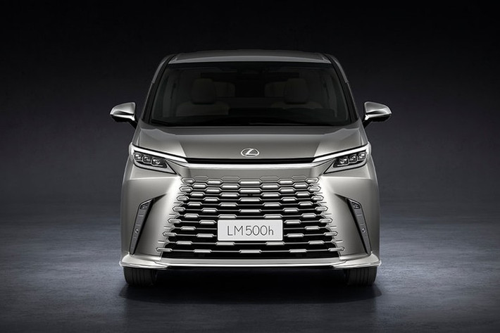 Lexus đã tung ra phiên bản nâng cấp nhẹ của LM500h tại Nhật Bản, hướng đến việc cải thiện sự thoải mái cho hành khách và khả năng sử dụng hàng ngày. LM thế hệ thứ hai vẫn giữ nguyên thiết kế ban đầu được giới thiệu vào năm 2023.