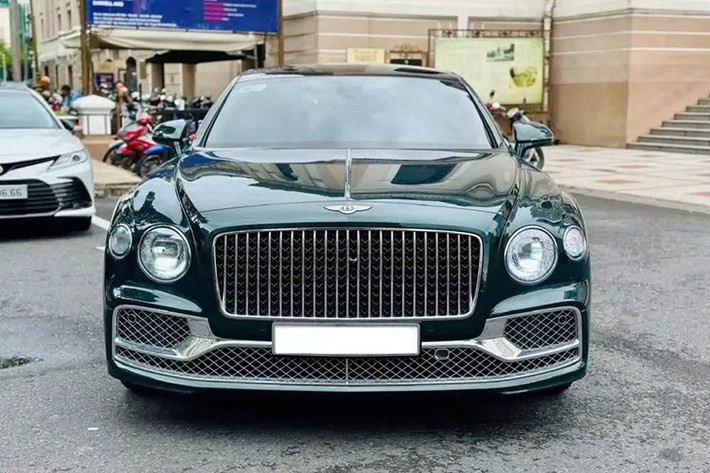 Bentley Flying Spur thế hệ thứ 3 mang trong mình kiểu dáng quý tộc, và cũng là sự thay thế đáng cân nhắc khi dòng xe Mulsanne bị khai tử, trong số này có hơn 35 xe được mang về nước, và khó hiểu là hiện tại, đã có nhiều xe lăn bánh khi chạy chưa đến 1 vạn km.