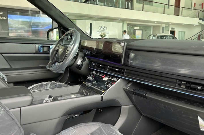 Nhìn chung SantaFe bản VIN 2024 không khác gì bản VIN 2025. Xe gây ấn tượng với ngoại hình vuông vức, mang đậm phong cách SUV thuần túy. Phần đầu xe nổi bật với cụm đèn chiếu sáng LED thích ứng, dải đèn ban ngày tạo hình chữ H độc đáo, đi kèm lưới tản nhiệt dạng phẳng tích hợp tính năng đóng/mở tự động theo nhiệt độ động cơ (Active Air Flap)...