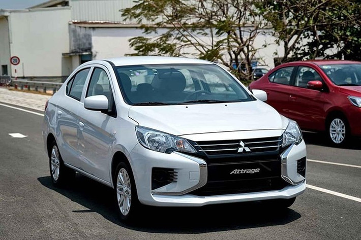 Mitsubishi Attrage MT: 380 triệu đồng Mitsubishi Attrage MT hiện là một trong những mẫu sedan hạng B rẻ nhất tại Việt Nam, với mức giá chỉ 380 triệu đồng. Xe được nhập khẩu nguyên chiếc từ Thái Lan, là lựa chọn phù hợp với khách hàng tìm kiếm một phương tiện tiết kiệm để kinh doanh dịch vụ vận tải cơ bản.