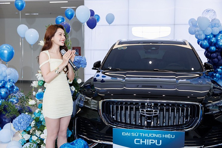 Thứ hai là hệ truyền động hybrid, bao gồm máy xăng 4 xi-lanh, dung tích 1.5L, mô-tơ điện và hộp số tự động 3 cấp. Động cơ xăng tạo ra công suất tối đa 163 mã lực và mô-men xoắn cực đại 255 Nm. Hai con số tương ứng của mô-tơ điện là 136 mã lực và 320 Nm. Ngoài ra, bản HEV còn dùng hệ dẫn động cầu trước FWD.