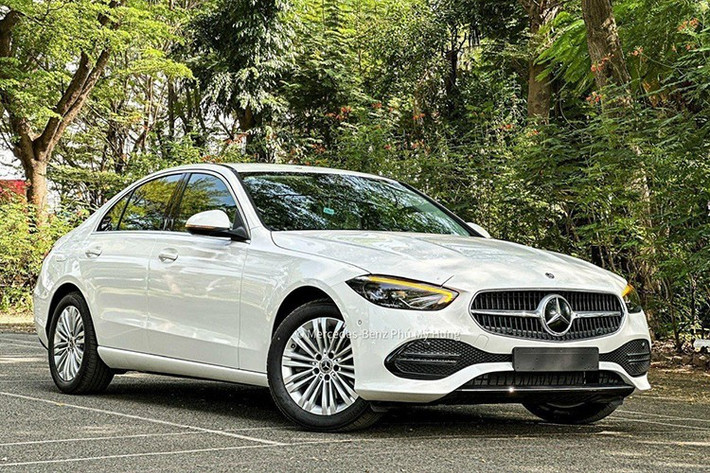 Ngay cả dòng xe chủ lực C-Class cũng chậm tiêu thụ. Một số đại lý từng rao bán C 200 Avantgarde VIN 2024 với mức giảm 240 triệu đồng, đưa giá từ 1,599 tỷ xuống còn 1,359 tỷ đồng – gần tương đương một chiếc Toyota Camry (1,22 – 1,53 tỷ đồng).