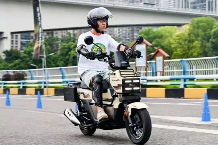 Nếu mẫu xe này được phân phối tại các thị trường quốc tế, giới chuyên môn cho rằng nó hoàn toàn có thể trở thành đối thủ đáng gờm của Yamaha Zuma – một mẫu xe tay ga địa hình cỡ nhỏ đang rất được ưa chuộng.