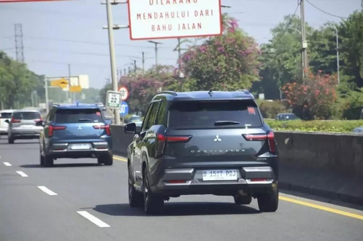 Giống như những mẫu xe mới khác của Mitsubishi, Destinator cũng sử dụng ngôn ngữ thiết kế Dynamic Shield. Điều này được thể hiện rõ qua cụm đèn LED trước và sau hình chữ "T", cùng lưới tản nhiệt bằng acrylic trong suốt. Chất SUV của xe càng được nhấn mạnh với các trang bị hỗ trợ như lốp kích thước 225/55R18, mang đến khoảng sáng gầm 244 mm cho tân binh nhà Mitsubishi.