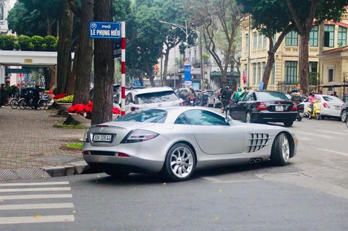 Đúng như tên gọi, siêu xe này do hai hãng Mercedes-Benz và McLaren cùng nhau phát triển. 3 chữ cái "SLR" còn lại trong tên xe được viết tắt từ cụm "Sport Leicht Rennsport" (Sport Light Racing) nhằm tri ân chiếc xe đua Mercedes-Benz 300 SLR nổi tiếng. Xe chỉ được sản xuất đến năm 2009 là ngừng hẳn.