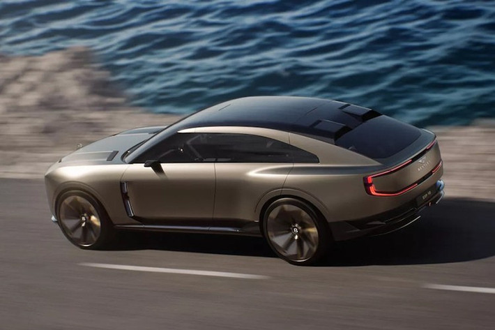 Bentley không nói nhiều về hàng ghế sau, nhưng chúng được ngăn cách bằng một bệ trung tâm có màn hình tích hợp cũng như đèn thời trang. Bệ này cũng chứa tủ lạnh và các nút điều khiển chuyên dụng. Do là một chiếc crossover, EXP 15 có cốp xe rộng rãi có thể dùng làm khu vực dã ngoại cao cấp.