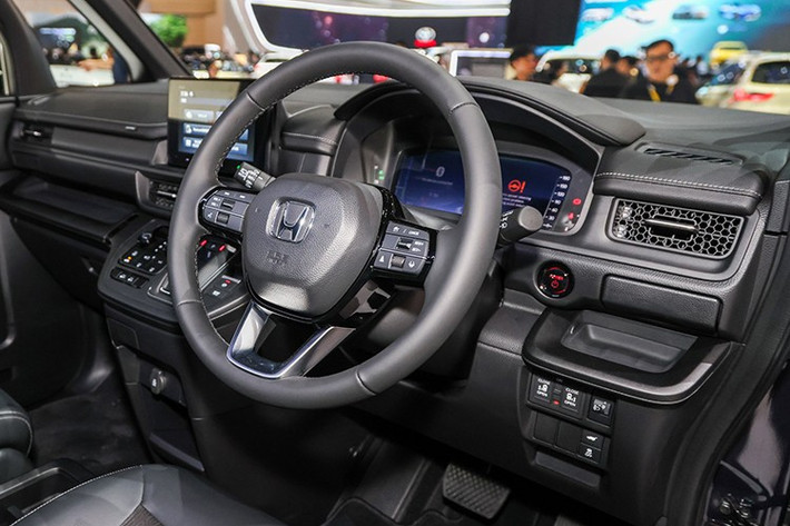 Tính thực dụng luôn là điểm thu hút khách hàng của mẫu xe Honda Step WGN và mẫu xe mới nhất này cũng không khác biệt. Xe được trang bị 7 chỗ ngồi với khả năng sắp xếp linh hoạt. Hàng thứ hai có thể được di chuyển sang một bên và trượt hết cỡ về phía trước và phía sau, giúp người lái xe dễ dàng quan sát con của họ.