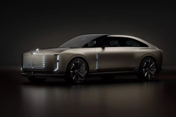 Bentley đang chuẩn bị giới thiệu mẫu xe điện đầu tiên của mình vào năm 2026 và hãng đang xem trước ngôn ngữ thiết kế của mình với mẫu xe ý tưởng EXP 15 mới. Đây là một sự thay đổi lớn đối với thương hiệu và được coi là "chiếc sedan thể thao nâng cao gầm". EXP 15 lai giữa coupe, sedan và crossover.