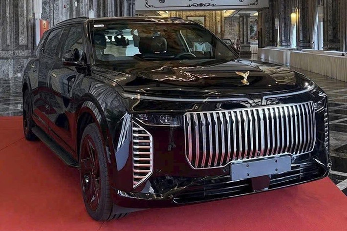 Nếu được thương mại hóa, Lạc Hồng 900 LX chống đạn sẽ trở thành mẫu SUV bọc thép đầu tiên mang thương hiệu Việt, cạnh tranh trực tiếp với các dòng xe bọc thép hạng sang như Mercedes-Maybach Guard, Lexus LX 600 Inkas hay Cadillac Escalade ESV Armored.